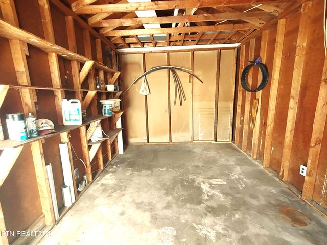 530 Back Valley Rd, Oliver Springs, TN 37840