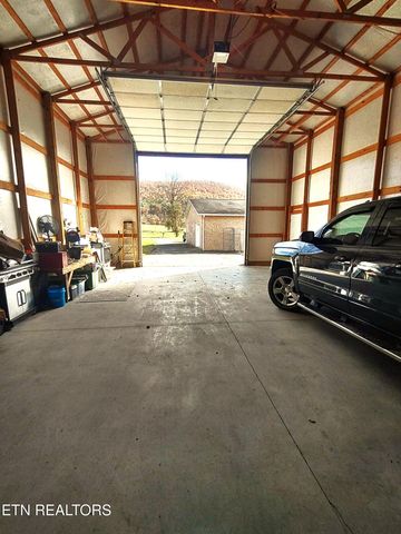 530 Back Valley Rd, Oliver Springs, TN 37840