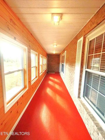 530 Back Valley Rd, Oliver Springs, TN 37840