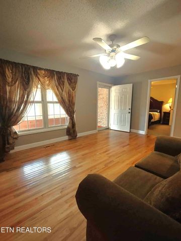 530 Back Valley Rd, Oliver Springs, TN 37840