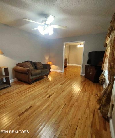 530 Back Valley Rd, Oliver Springs, TN 37840