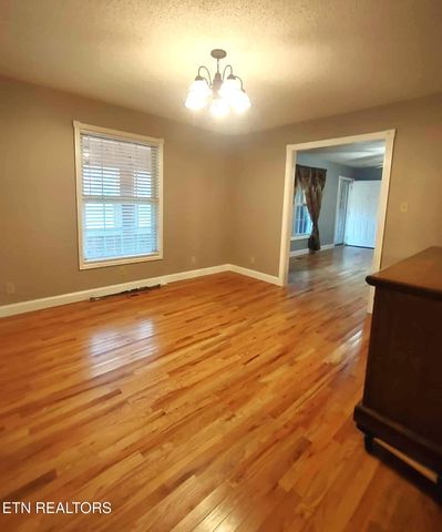 530 Back Valley Rd, Oliver Springs, TN 37840