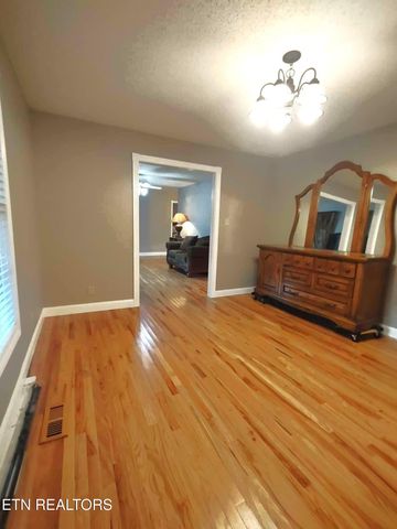 530 Back Valley Rd, Oliver Springs, TN 37840