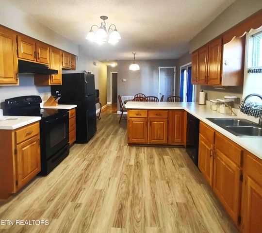 530 Back Valley Rd, Oliver Springs, TN 37840