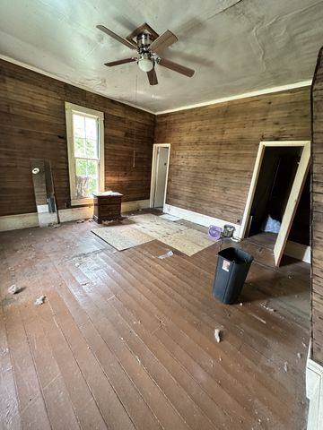 112 W Hackberry St, Centerville, TN 37033