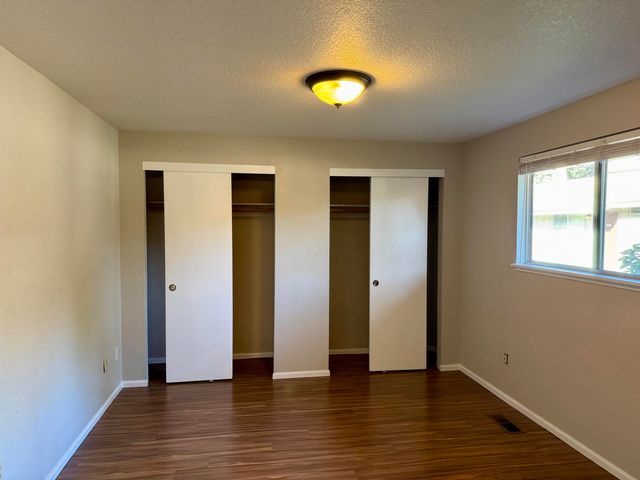 300 Shafer Lane I-2, Jacksonville, OR 97530
