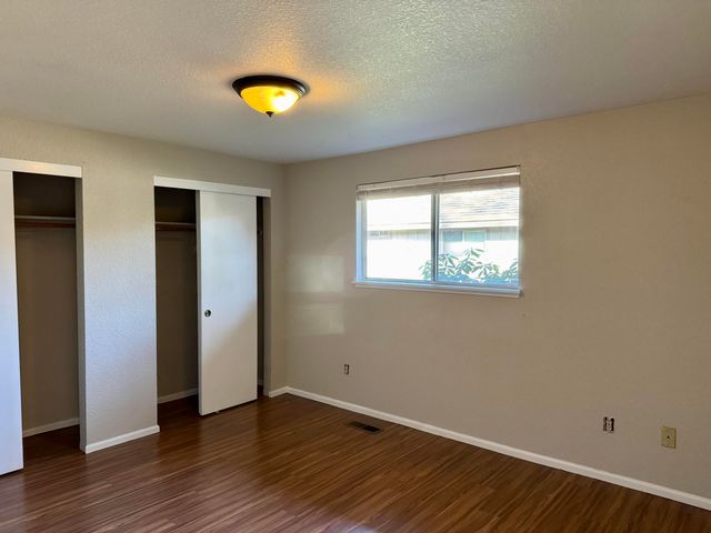 300 Shafer Lane I-2, Jacksonville, OR 97530