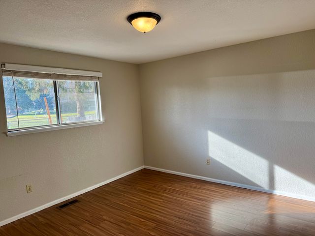 300 Shafer Lane I-2, Jacksonville, OR 97530