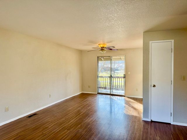 300 Shafer Lane I-2, Jacksonville, OR 97530