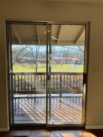 300 Shafer Lane I-2, Jacksonville, OR 97530