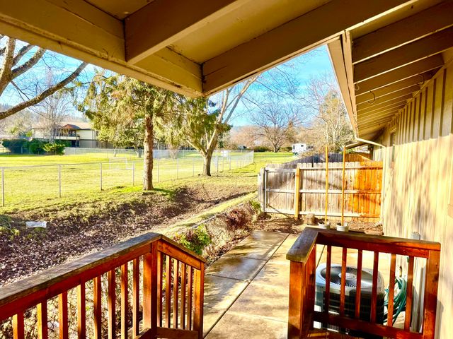 300 Shafer Lane I-2, Jacksonville, OR 97530