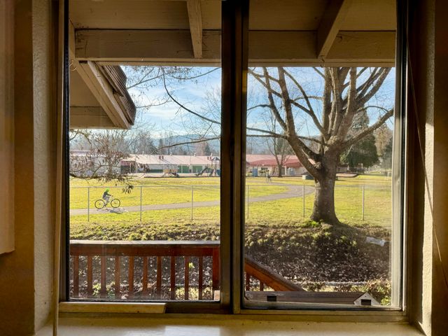 300 Shafer Lane I-2, Jacksonville, OR 97530