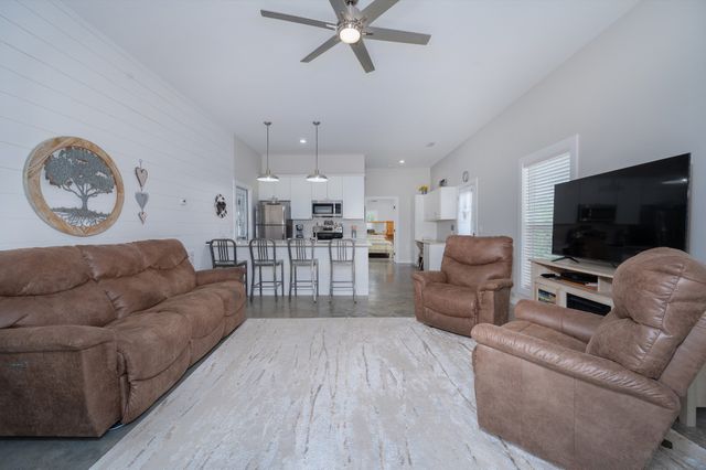 1395 New Kimmins Rd, Hohenwald, TN 38462