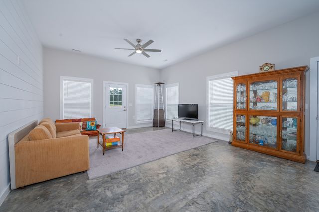 1395 New Kimmins Rd, Hohenwald, TN 38462