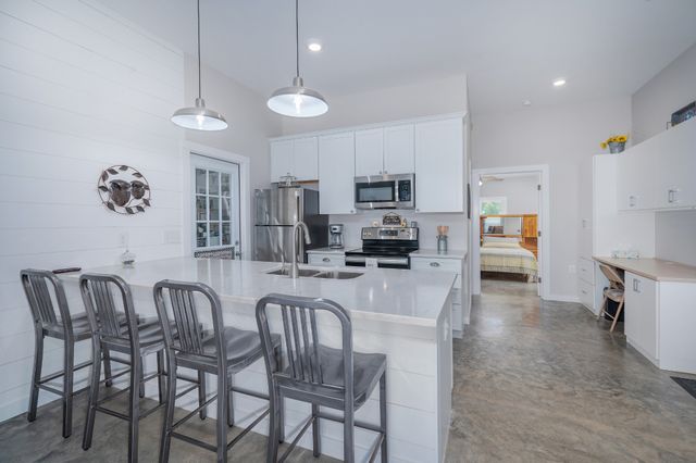 1395 New Kimmins Rd, Hohenwald, TN 38462