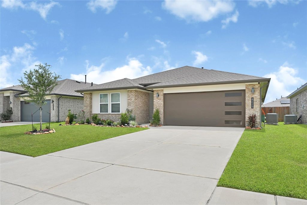 8215 Hush Heights Drive, Rosharon, TX 77583