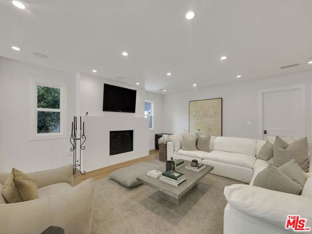 13506 Chandler Boulevard, Sherman Oaks, CA 91401