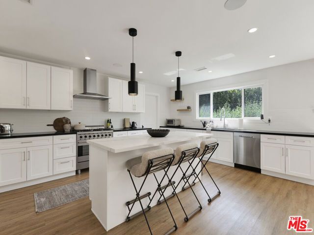 13506 Chandler Boulevard, Sherman Oaks, CA 91401