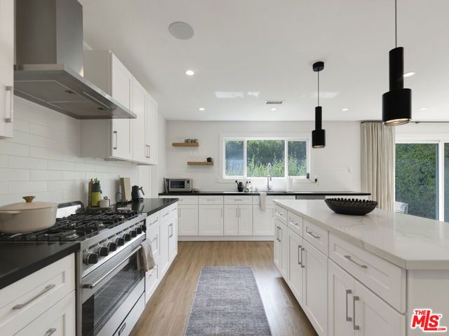 13506 Chandler Boulevard, Sherman Oaks, CA 91401