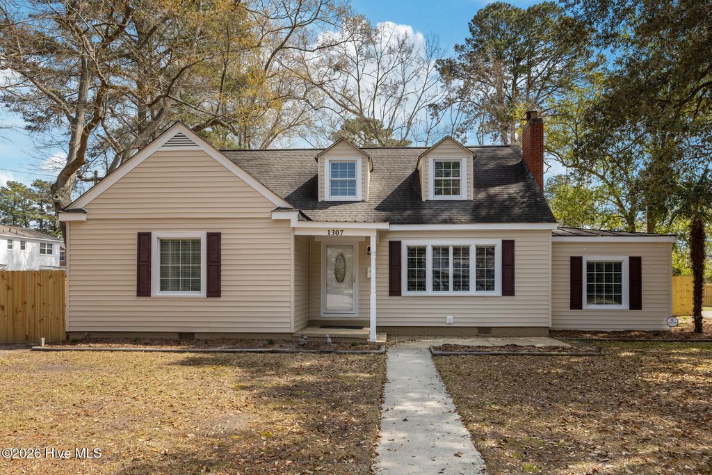 1307 N Respess Street, Washington, NC 27889