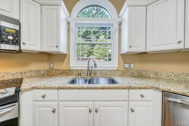 7706 Hollins Court Circle, Roanoke, VA 24019