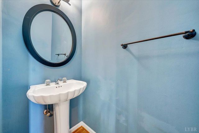 7706 Hollins Court Circle, Roanoke, VA 24019