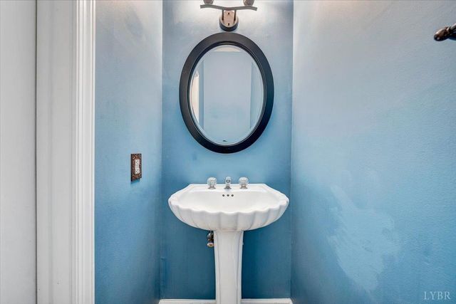 7706 Hollins Court Circle, Roanoke, VA 24019