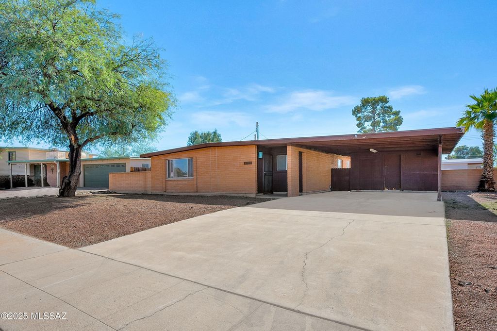 8190 E 20th Street, Tucson, AZ 85710