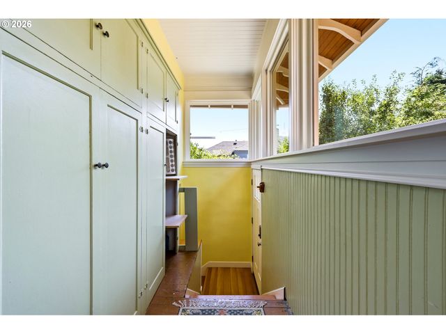 1820 N SCHOFIELD St, Portland, OR 97217