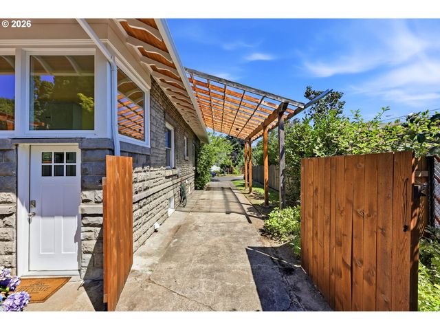1820 N SCHOFIELD St, Portland, OR 97217