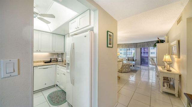 1250 N PORTOFINO DRIVE 305MAR, Sarasota, FL 34242