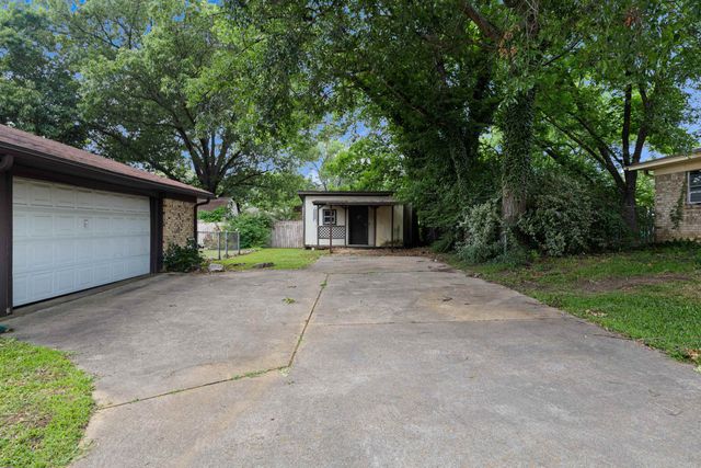 2803 Amberwood Dr, Longview, TX 75605