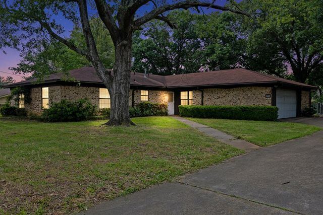 2803 Amberwood Dr, Longview, TX 75605