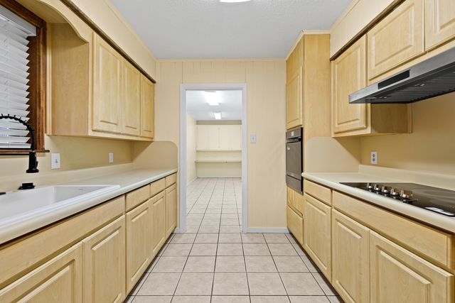 2803 Amberwood Dr, Longview, TX 75605