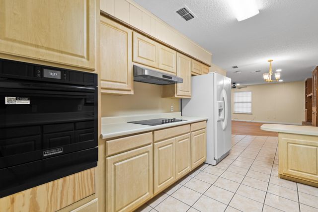 2803 Amberwood Dr, Longview, TX 75605