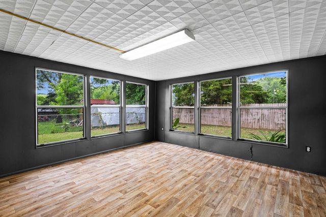 2803 Amberwood Dr, Longview, TX 75605