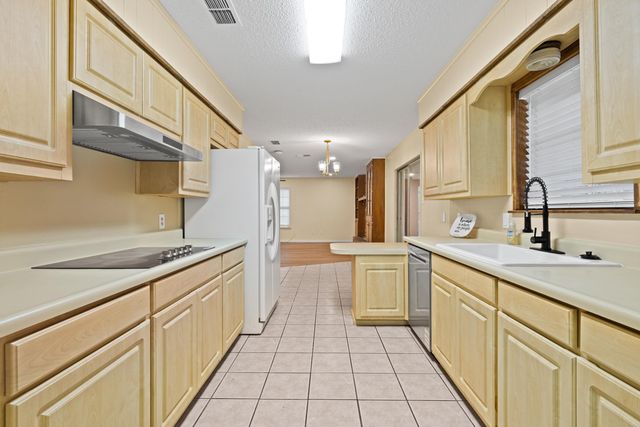 2803 Amberwood Dr, Longview, TX 75605