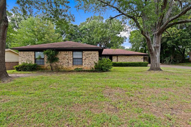 2803 Amberwood Dr, Longview, TX 75605