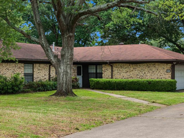 2803 Amberwood Dr, Longview, TX 75605