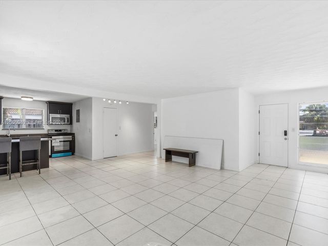 2513 NE 33rd Avenue 12, Fort Lauderdale, FL 33305