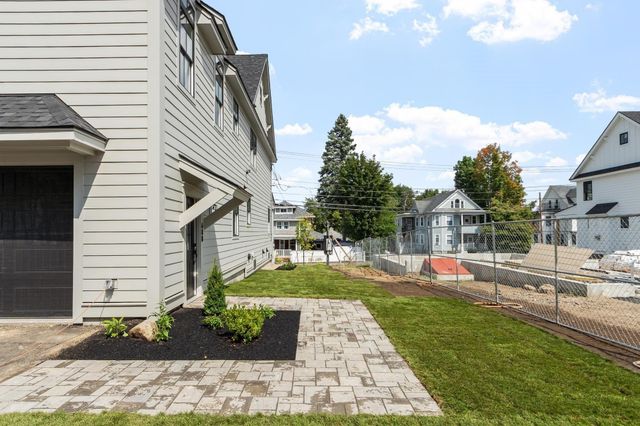 688 Westford St, Lowell, MA 01851