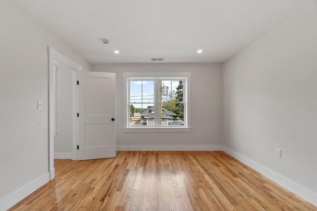 688 Westford St, Lowell, MA 01851