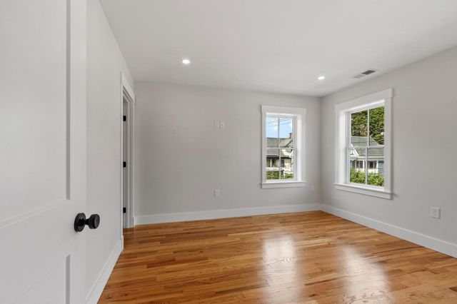 688 Westford St, Lowell, MA 01851
