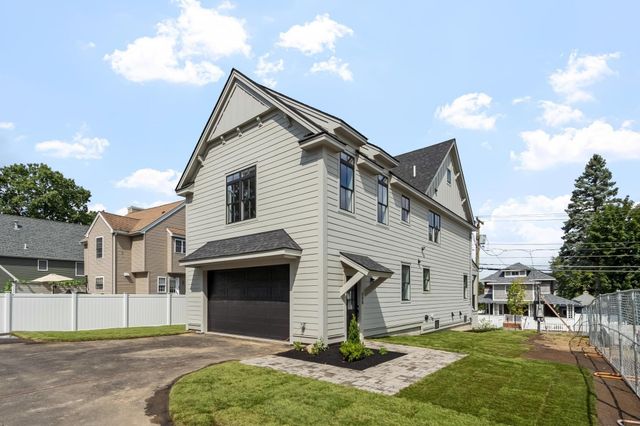 688 Westford St, Lowell, MA 01851