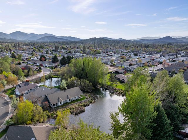 1206 Devonshire Way, Grants Pass, OR 97527