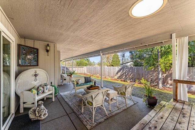 1206 Devonshire Way, Grants Pass, OR 97527