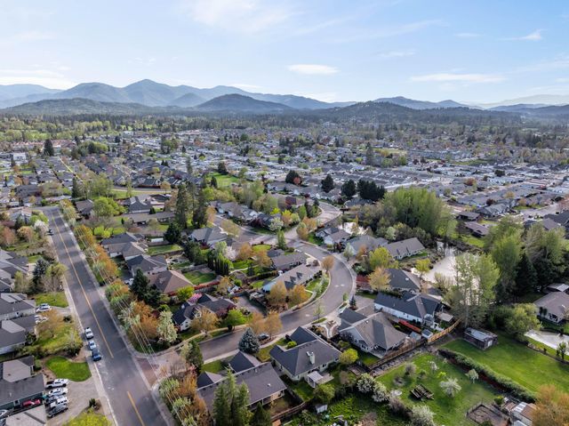 1206 Devonshire Way, Grants Pass, OR 97527