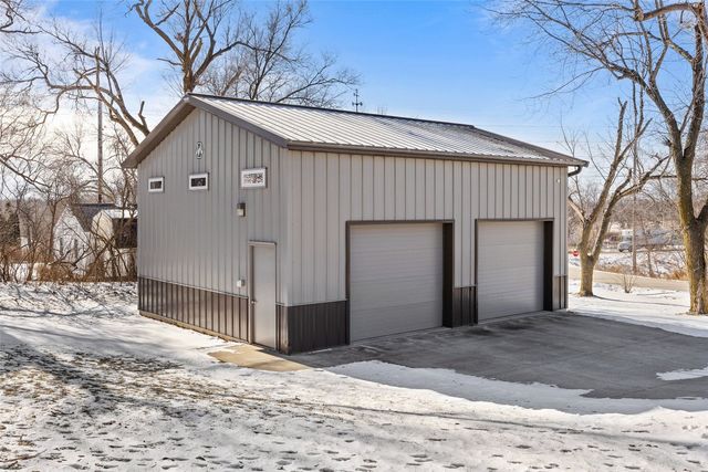 9800 Hall Road, Cedar Rapids, IA 52411