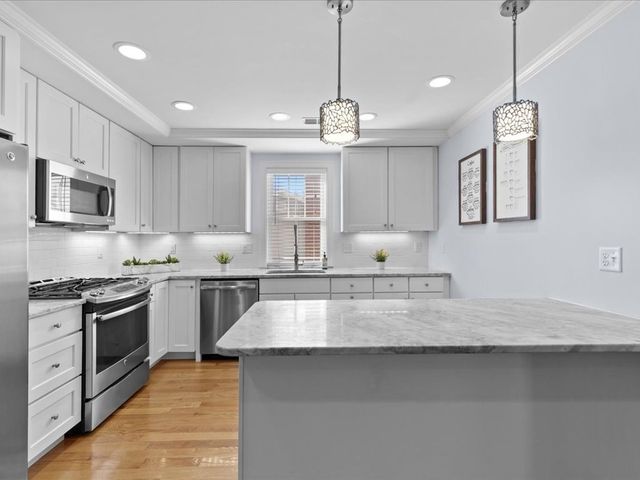 40 Catherine St 2, Boston, MA 02131