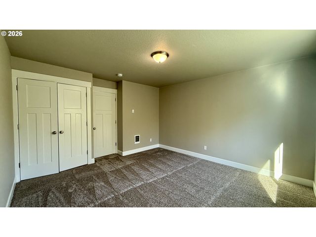 1054 Ne REGAN HILL Loop, Estacada, OR 97023